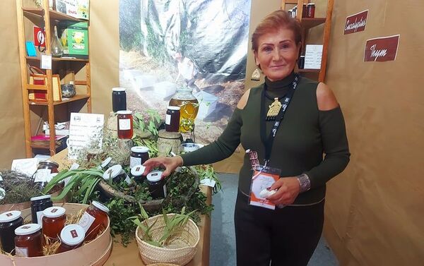 تونسية تترك عالم تصميم الأزياء وتمتهن تربية النحل وصناعة العسل في الجبال - سبوتنيك عربي