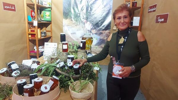 تونسية تترك عالم تصميم الأزياء وتمتهن تربية النحل وصناعة العسل في الجبال - سبوتنيك عربي