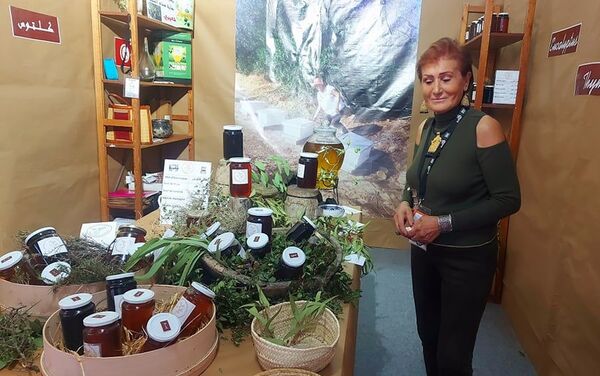 تونسية تترك عالم تصميم الأزياء وتمتهن تربية النحل وصناعة العسل في الجبال - سبوتنيك عربي