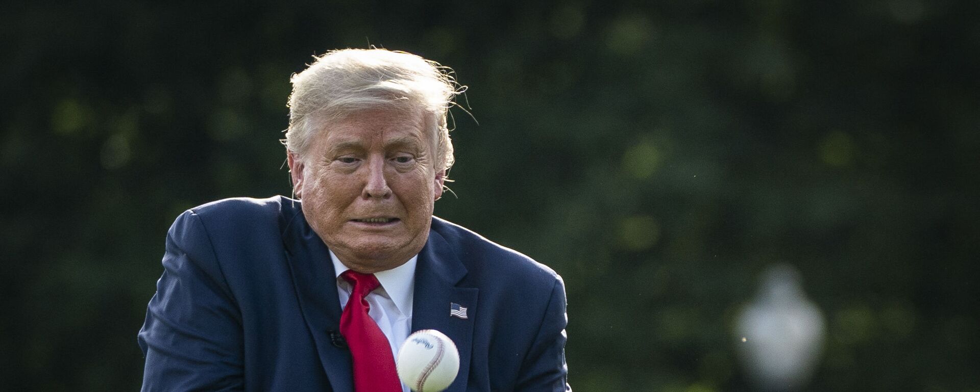 الرئيس الأمريكي السابق، دونالد ترامب، يحاول الإمساك بكرة بيسبول - سبوتنيك عربي, 1920, 02.05.2022