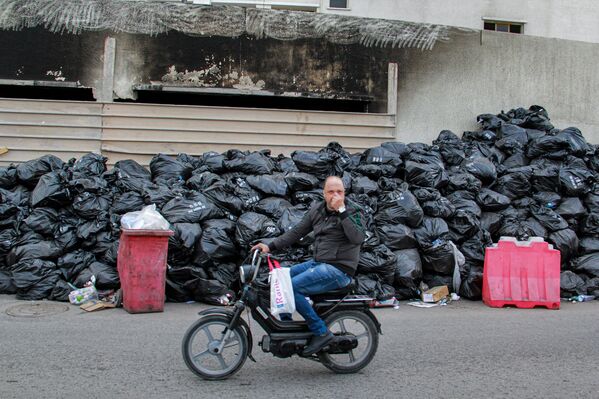 القمامة متراكمة في مدينة صفاقس، تونس 6 نوفمبر 2021
أطلق السكان والمنظمات غير الحكومية في 6 نوفمبر صرخة إنذار في وجه ما وصفوه بـ فشل إدارة النفايات في مدينة صفاقس جنوب شرق تونس. ​تتراكم جبال أكياس القمامة، ذات الرائحة الكريهة والمغطاة بالذباب، في مناطق مختلفة من المدينة لأكثر من 40 يومًا، بما في ذلك بالقرب من المستشفيات والمتاجر والمدارس - سبوتنيك عربي