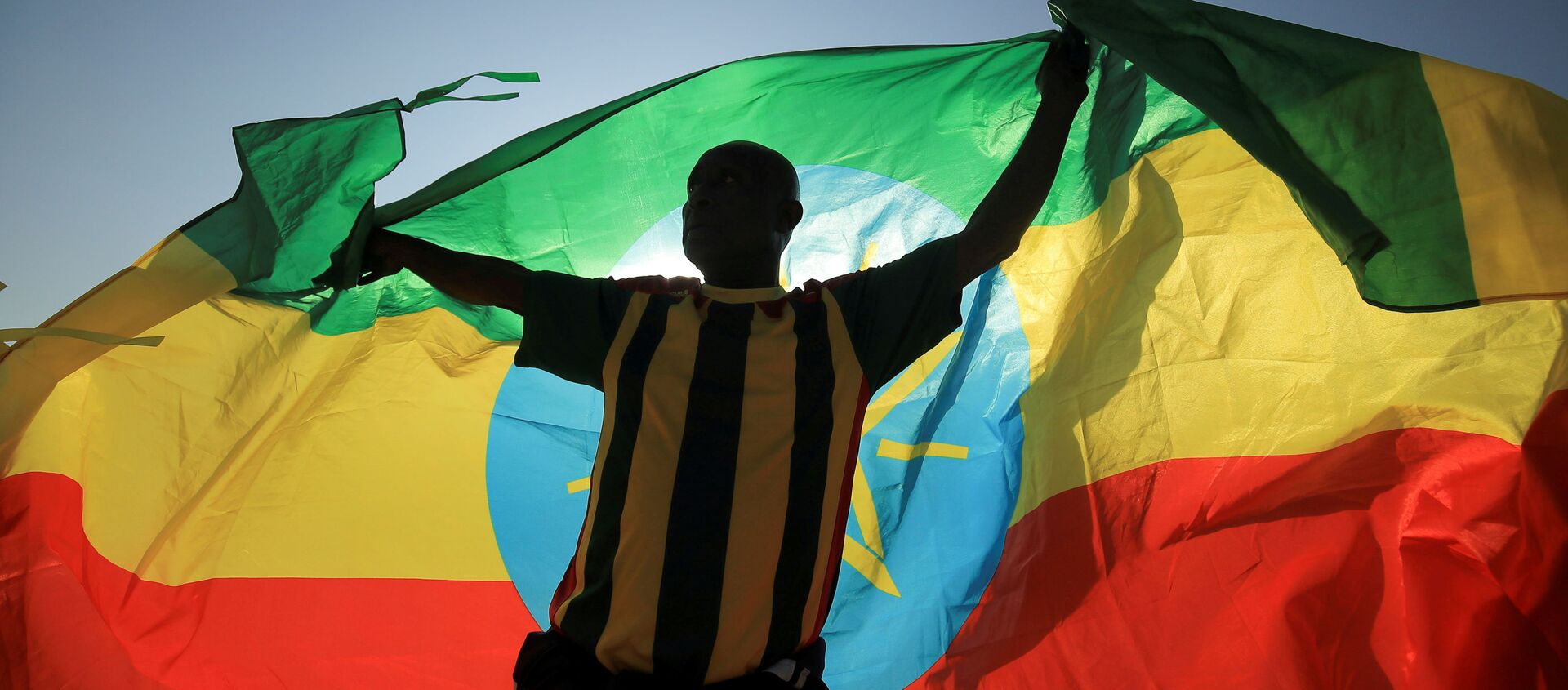 مسيرة مؤيدة للحكومة للتنديد بما يقول المنظمون إنه جبهة تحرير تيغراي الشعبية وتدخل الدول الغربية في الشؤون الداخلية للبلاد، في ميدان مسكل في أديس أبابا، إثيوبيا، 7 نوفمبر 2021. - سبوتنيك عربي, 1920, 13.11.2021