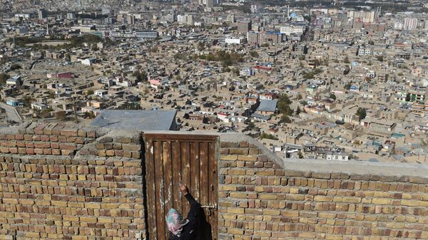 موظفة في القطاع الحي تضع علامة على باب أحد المنازل بعد إعطاءه قطرات لقاح شلل الأطفال، خلال حملة التطعيم في الأحياء القديمة في كابول، أفغانستان 8 نوفمبر 2021. - سبوتنيك عربي
