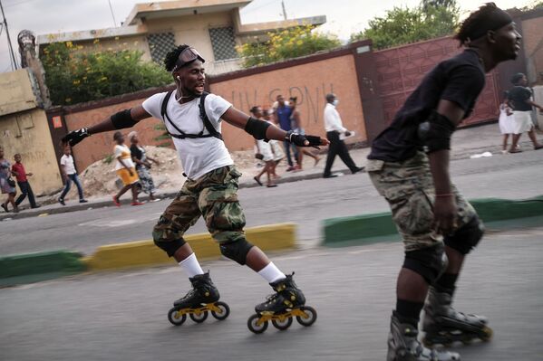 رجل يتزلج على الطريق في بورت أو برنس، هايتي، 7 نوفمبر 2021. - سبوتنيك عربي