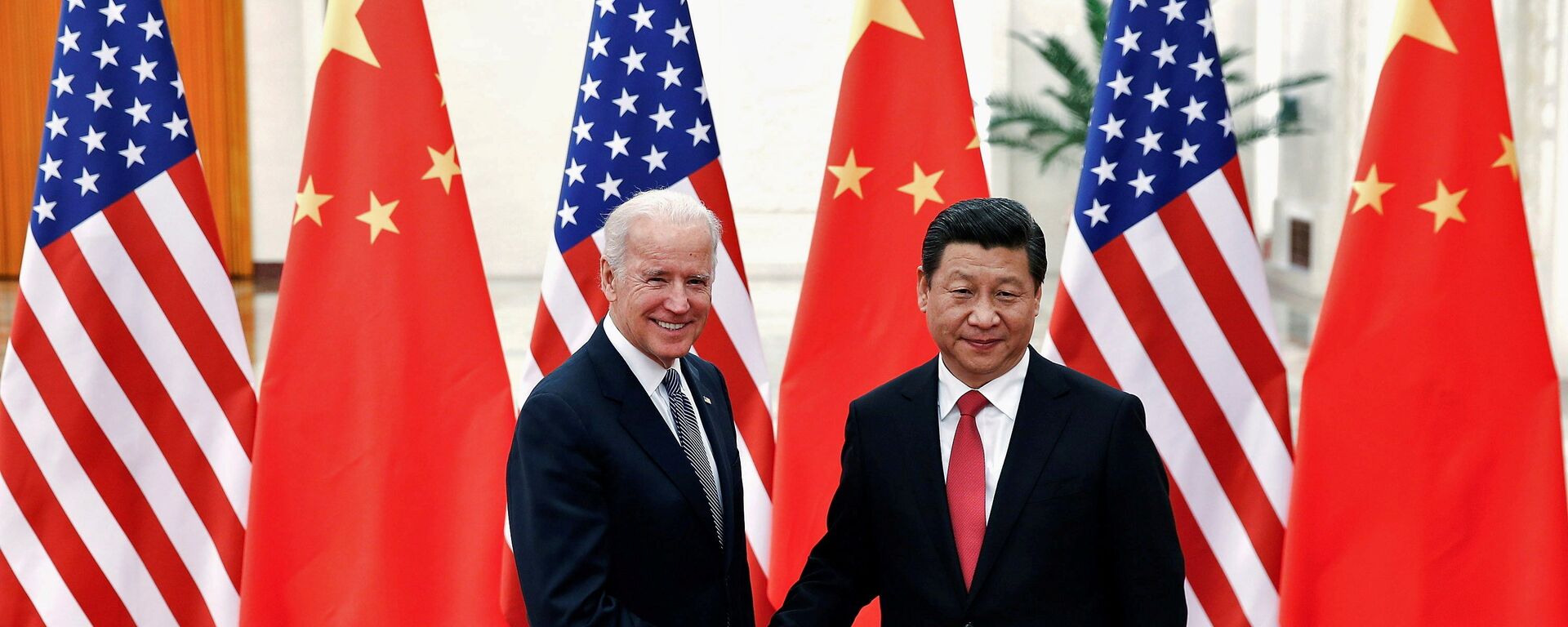 الرئيس الصيني، شي جين بينغ، والرئيس الأمريكي، جو بايدن، في عام 2013 - سبوتنيك عربي, 1920, 02.03.2022