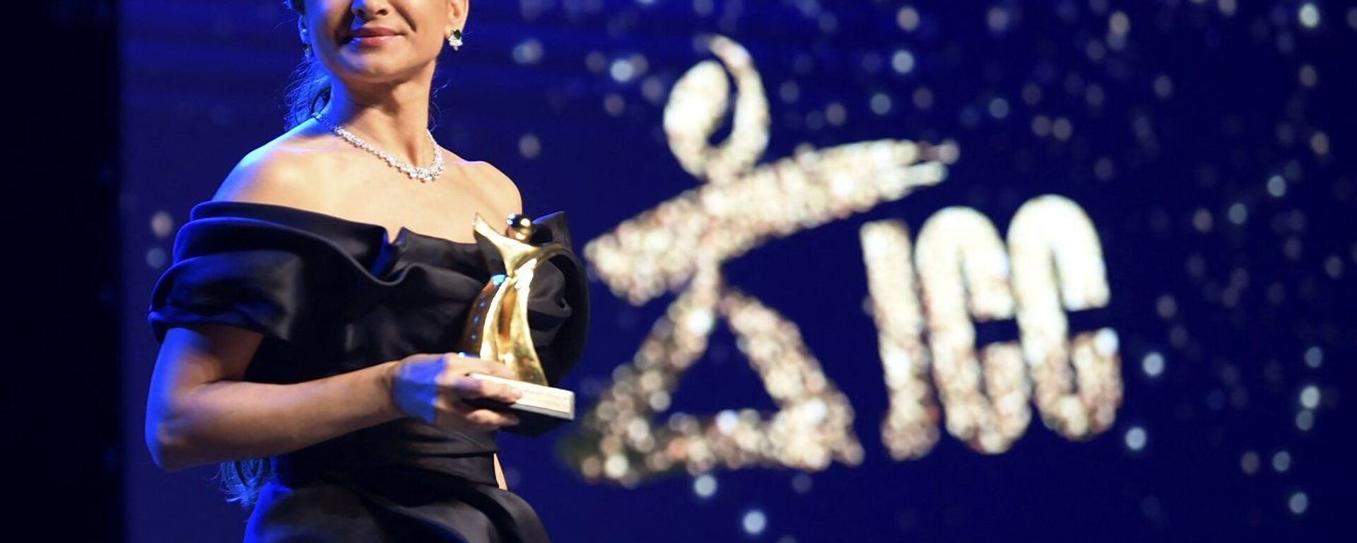 الفنانة المصرية، نيللي كريم، لحظة تكريمها في مهرجان أيام قرطاج السينمائية الـ32، 30 أكتوبر/ تشرين الأول 2021 - سبوتنيك عربي, 1920, 14.11.2021