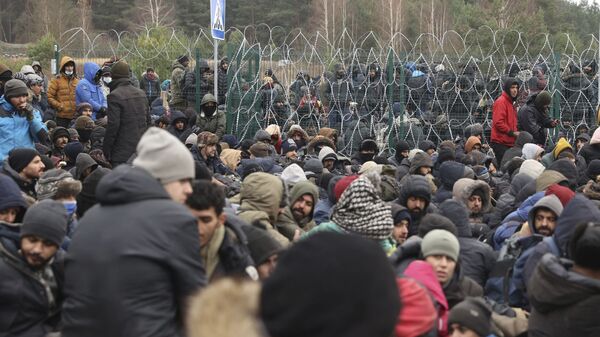 وضع المهاجرين العالقين في مخيم للاجئين في كوزنيكا، على الحدود بين بيلاروسيا و بولندا 15 نوفمبر 2021 - سبوتنيك عربي