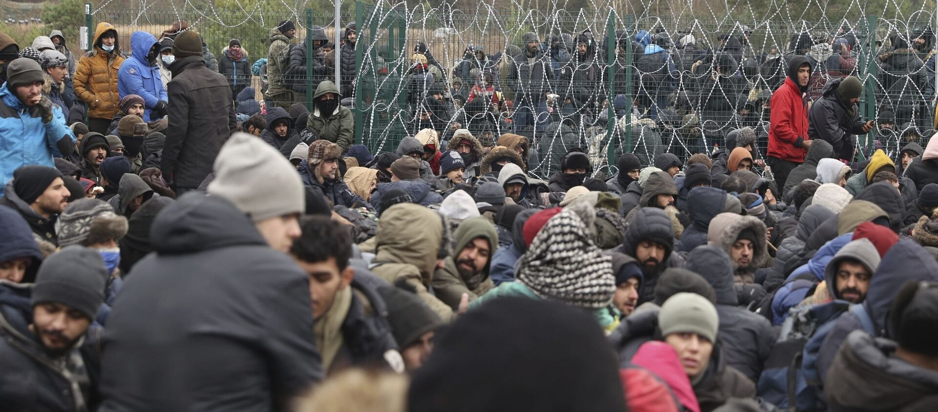 وضع المهاجرين العالقين في مخيم للاجئين في كوزنيكا، على الحدود بين بيلاروسيا و بولندا 15 نوفمبر 2021 - سبوتنيك عربي, 1920, 16.11.2021