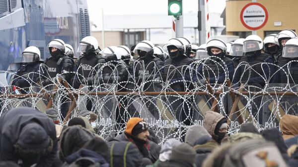 وضع المهاجرين العالقين في مخيم للاجئين في كوزنيكا، على الحدود بين بيلاروسيا و بولندا 15 نوفمبر 2021 - سبوتنيك عربي