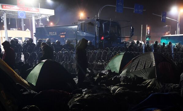 لاجئون من الشرق الأوسط في نقطة تفتيش في بروزجي على الحدود البيلاروسية البولندية. في 8 نوفمبر 2021 - سبوتنيك عربي