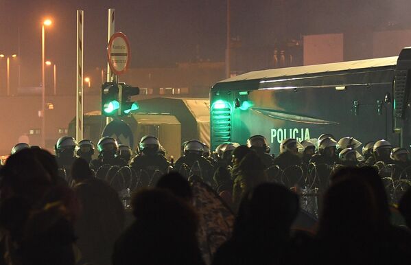 وصول تعزيز أمني إضافي من قوات الشرطة البولندية للسيطرة على الوضع في نقطة تفتيش في بروزجي على الحدود البيلاروسية البولندية، 15 نوفمبر 2021 - سبوتنيك عربي