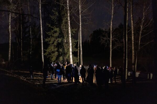 لاجئون من الشرق الأوسط يحضرون جنازة شاب سوري (أحمد الحسن، 19 عاماً) الذي غرق في نهر باغ، في قرية بوهونيكي بالقرب من سوكولكا، بولندا، 15 نوفمبر 2021 - سبوتنيك عربي