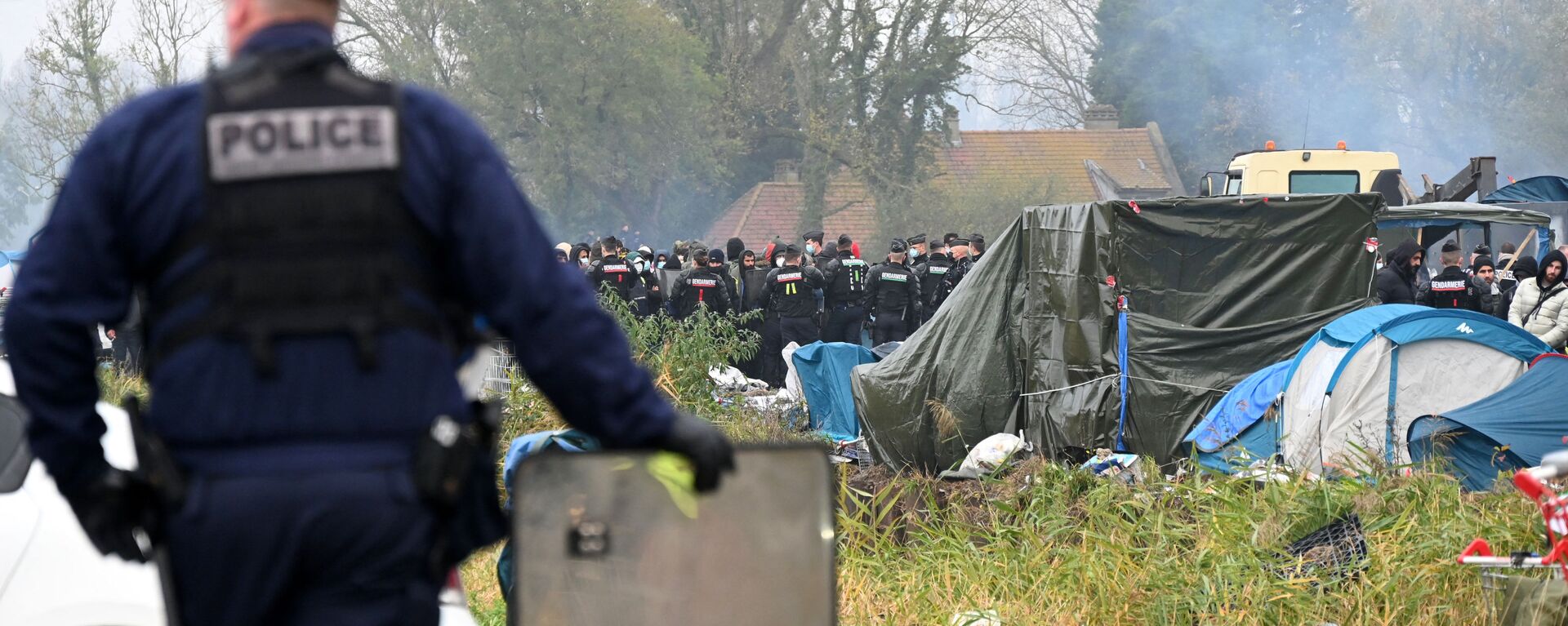 قوات الشرطة الفرنسية تراقب المخيم المؤقت للمهاجرين في غراند سينث، شمال فرنسا، 16 نوفمبر 2021 - سبوتنيك عربي, 1920, 15.05.2024