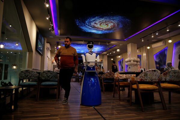 مطعم عراقي يستخدم رجال آليين لخدمة زواره، الموصل، العراق 16 نوفمبر 2021 - سبوتنيك عربي