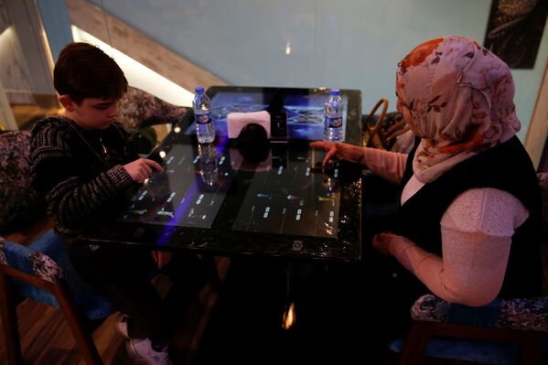 مطعم عراقي يستخدم رجال آليين لخدمة زواره، الموصل، العراق 16 نوفمبر 2021 - سبوتنيك عربي