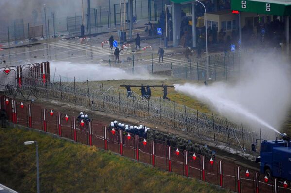 تصاعد التوتر على الحدود بين بيلاروسيا و بولندا، 16 نوفمبر 2021 - سبوتنيك عربي