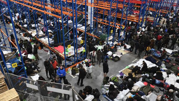 إيواء لاجئين من الشرق الأوسط في مركز مؤقت للمهاجرين في منطقة حاجز بروزجي على الحدود البيلاروسية البولندية، 18 نوفمبر 2021 - سبوتنيك عربي