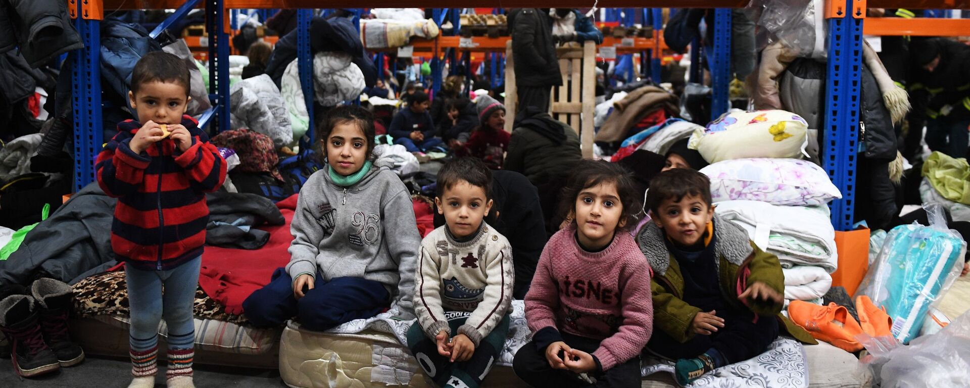 إيواء لاجئين من الشرق الأوسط في مركز مؤقت للمهاجرين في منطقة حاجز بروزجي على الحدود البيلاروسية البولندية، 18 نوفمبر 2021 - سبوتنيك عربي, 1920, 28.02.2023