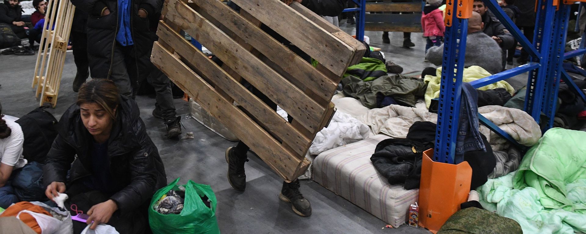 إيواء لاجئين من الشرق الأوسط في مركز مؤقت للمهاجرين في منطقة حاجز بروزجي على الحدود البيلاروسية البولندية، 18 نوفمبر 2021 إيواء لاجئين من الشرق الأوسط في مركز مؤقت للمهاجرين في منطقة حاجز بروزجي على الحدود البيلاروسية البولندية، 18 نوفمبر 2021 - سبوتنيك عربي, 1920, 25.06.2022