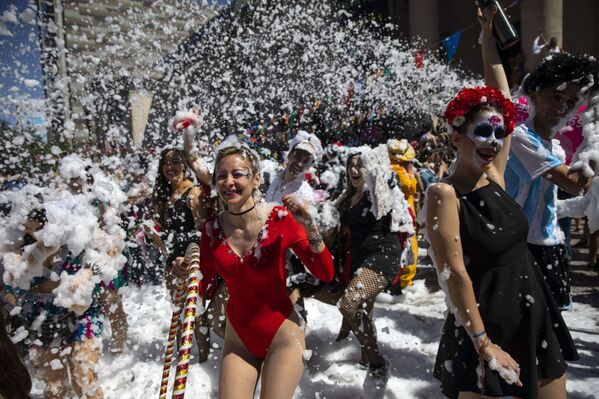 خريجو كليات الطب يرقصون وسط رغوة خلال حفل تخرج صفهم في روزاريو، الأرجنتين، 17 نوفمبر 2021. - سبوتنيك عربي