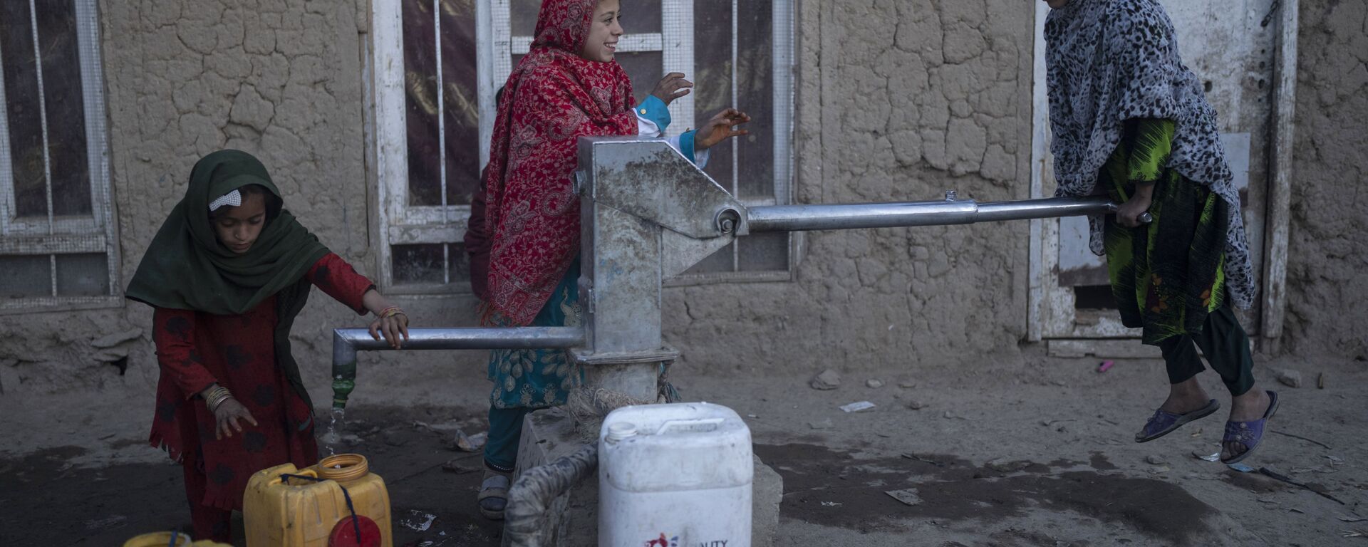 فتيات يملأن حاويات بالمياه باستخدام مضخة يدوية في مخيم للنازحين في كابول، أفغانستان، 15 نوفمبر 2021. - سبوتنيك عربي, 1920, 02.12.2021