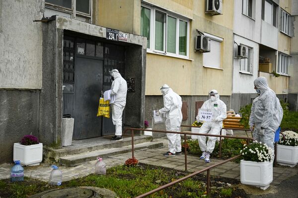 يحمل موظفو الانتخابات في مركز اقتراع متنقل، يرتدون زياً واقياً، صناديق الاقتراع أثناء زيارتهم للأشخاص الموجودين في الحجر الصحي لجمع أصواتهم في الجولة الأولى من الانتخابات الرئاسية والانتخابات البرلمانية في صوفيا 14 نوفمبر 2021.
يصوت البلغاريون للمرة الثالثة هذا العام، لكن كان هناك أمل ضئيل في أن تؤدي الانتخابات العامة الأخيرة في النهاية إلى تشكيل حكومة مستقرة لمحاربة أشد موجة فيروس كورونا دموية تواجهها البلاد. - سبوتنيك عربي