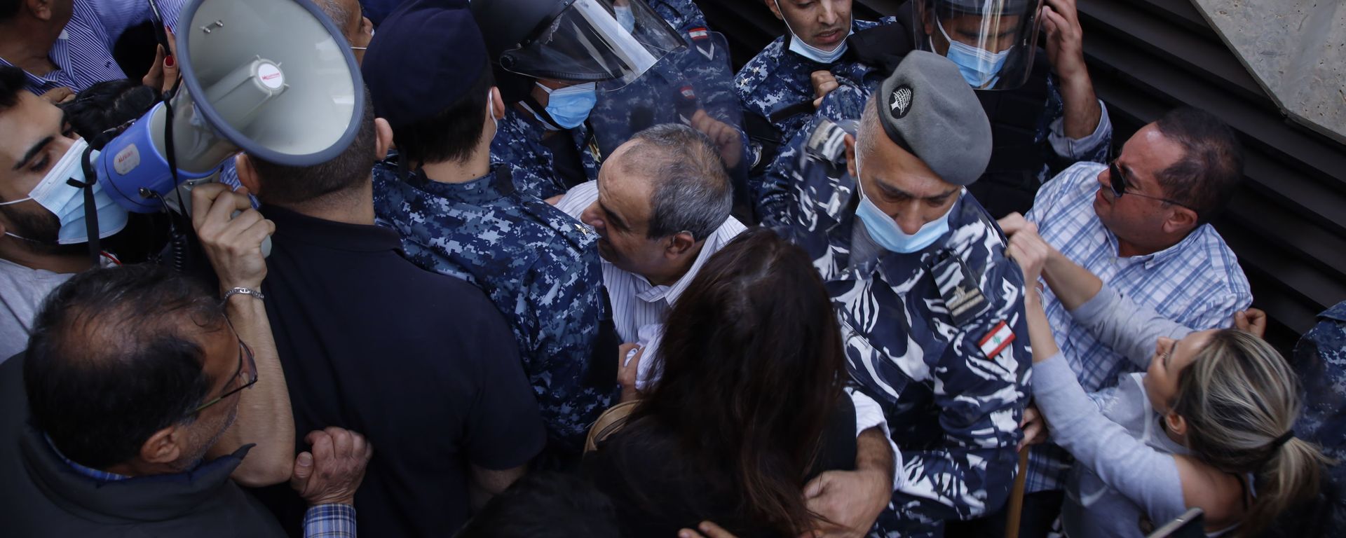 جمعية صرخة المودعين وتحالف متحدون في تظاهرة أمام قصر العدل و مصرف فرنسبنك في بيروت، لبنان 19 نوفمبر 2021 - سبوتنيك عربي, 1920, 27.03.2022