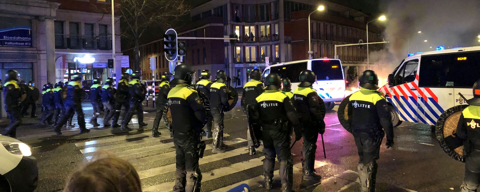 الشرطة الهولندية تصد محتجين ضد القيود الوبائية 20 نوفمبر 2021 - سبوتنيك عربي, 1920, 17.10.2023