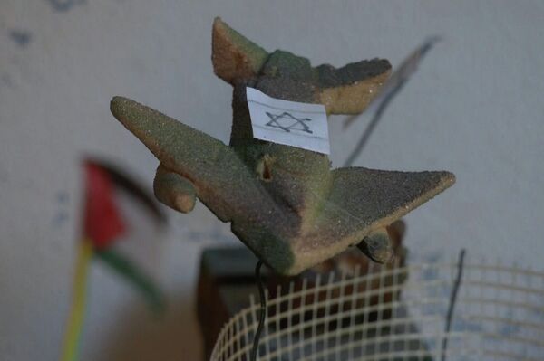 الفلسطيني أبو رمزي، يصنع من النفايات مجسمات تعبر عن واقع قطاع غزة، فلسطين 23 نوفمبر 2021 - سبوتنيك عربي