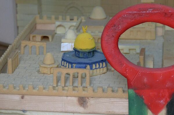 الفلسطيني أبو رمزي، يصنع من النفايات مجسمات تعبر عن واقع قطاع غزة، فلسطين 23 نوفمبر 2021 - سبوتنيك عربي