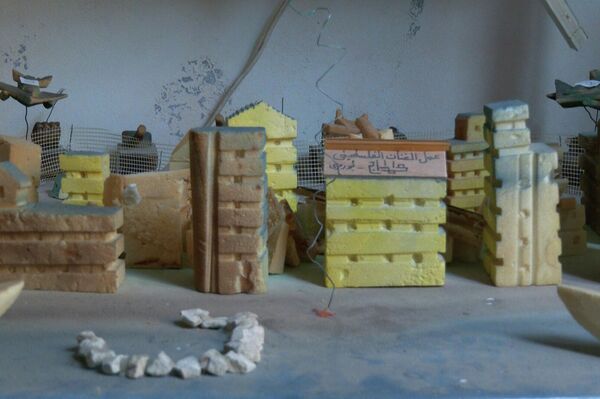 الفلسطيني أبو رمزي، يصنع من النفايات مجسمات تعبر عن واقع قطاع غزة، فلسطين 23 نوفمبر 2021 - سبوتنيك عربي