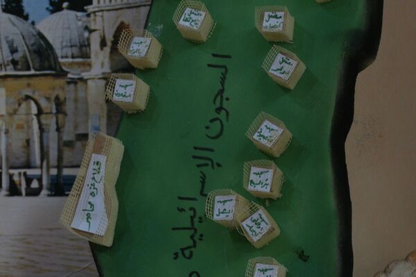 الفلسطيني أبو رمزي، يصنع من النفايات مجسمات تعبر عن واقع قطاع غزة، فلسطين 23 نوفمبر 2021 - سبوتنيك عربي