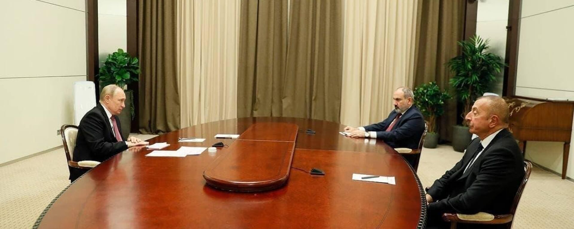 لقاء ثلاثي بين الرئيس الروسي فلاديمير بوتين والرئيس الأذربيجاني إلهام علييف ورئيس الوزراء الأرميني نيكول باشينيان في سوتشي الروسية - سبوتنيك عربي, 1920, 31.10.2022