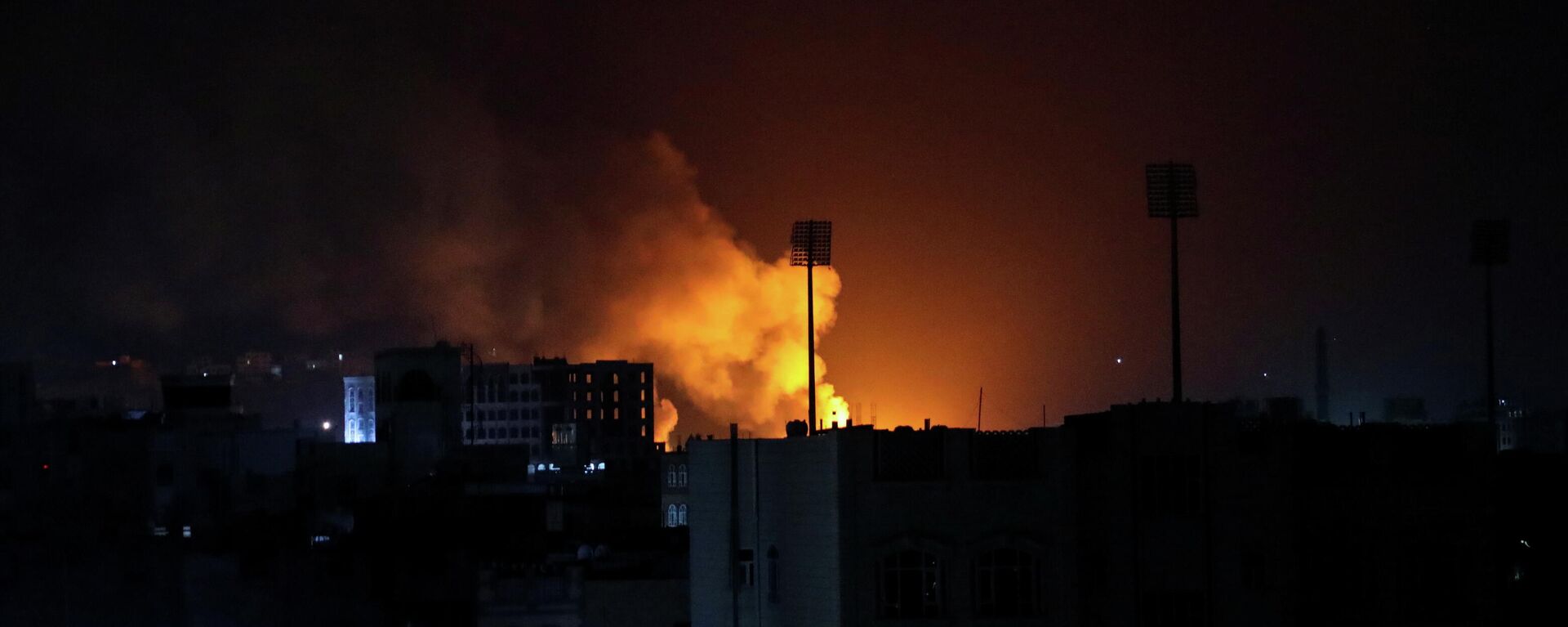 دخان يتصاعد من موقع ضربات جوية للتحالف العربي بقيادة السعودية في صنعاء 27 نوفمبر 2021 - سبوتنيك عربي, 1920, 03.12.2021