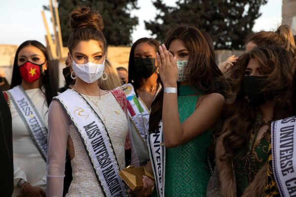 متسابقات "ملكة جمال الكون" يتجولن في برج داوود في المدينة القديمة بالقدس، قبل مسابقة ملكة الجمال السنوية التي ستقام في منتجع إيلات المطل على البحر الأحمر، 30 نوفمبر 2021. - سبوتنيك عربي