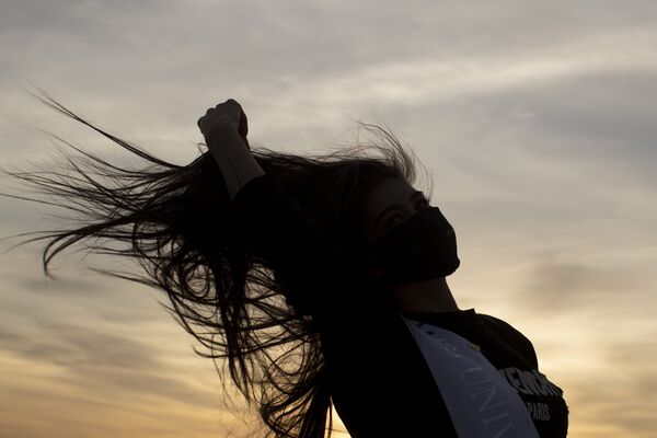 عزيزة توكاشوفا من كازاخستان، المشاركة في مسابقة "ملكة جمال الكون" في ديسمبر، تقف لالتقاط صورة في متحف برج داوود في البلدة القديمة بالقدس، 30 نوفمبر 2021. - سبوتنيك عربي