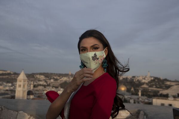 فاليريا ريس من كوستاريكا ، المتسابقة في مسابقة ملكة جمال الكون في ديسمبر، تستعد لالتقاط صورة لها في متحف برج ديفيد في البلدة القديمة بالقدس ، الثلاثاء 30 نوفمبر 2021. - سبوتنيك عربي