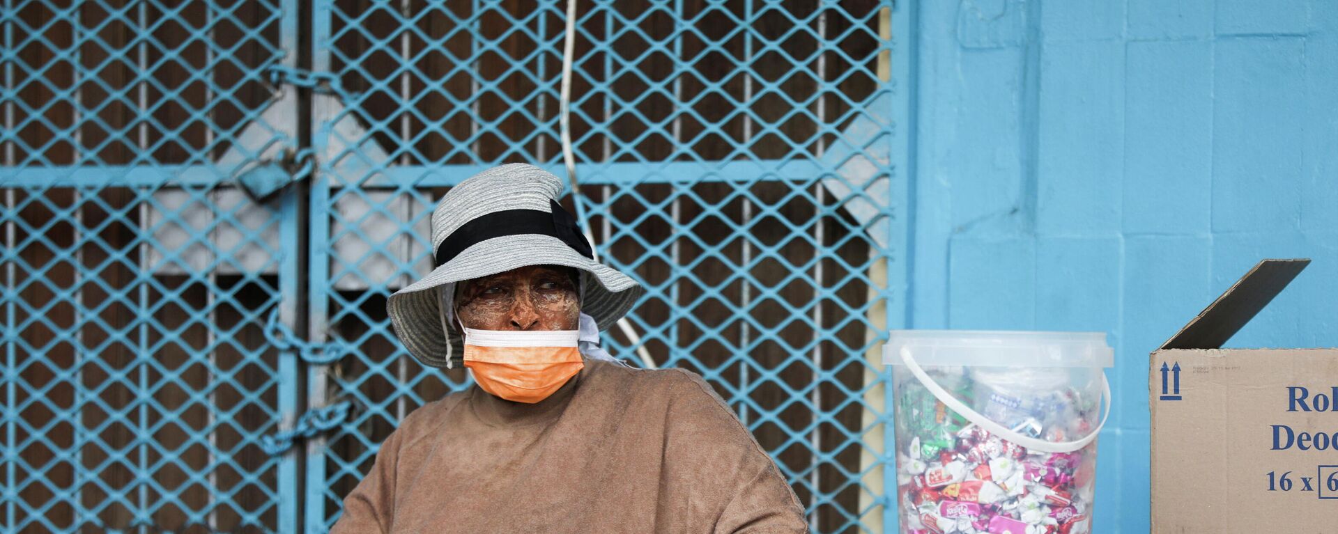 امرأة مسنة ترتدي كمامة للحماية من فيروس كورونا المسبب لمرض كوفيد-19 في ساحل العاج، جنوب أفريقيا - سبوتنيك عربي, 1920, 14.12.2021