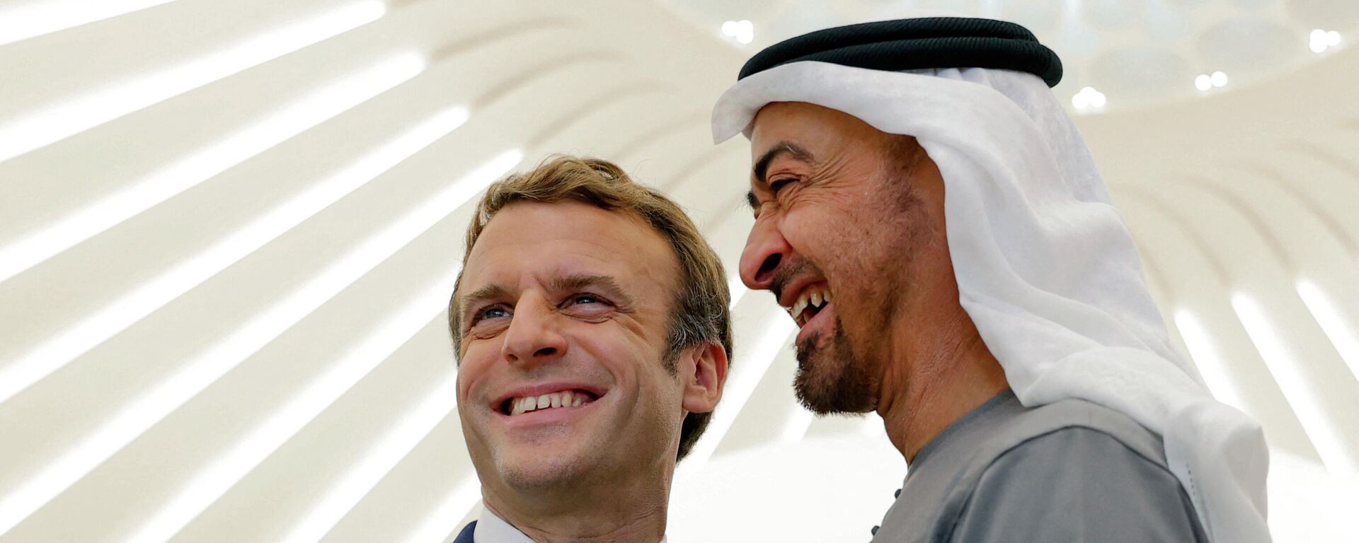 الرئيس الفرنسي، إيمانويل ماكرون، مع ولي عهد أبوظبي، الشيخ محمد بن زايد آل نهيان، في معرض دبي إكسبو 2020،  3 ديسمبر/ كانون الأول 2021 - سبوتنيك عربي, 1920, 12.07.2022