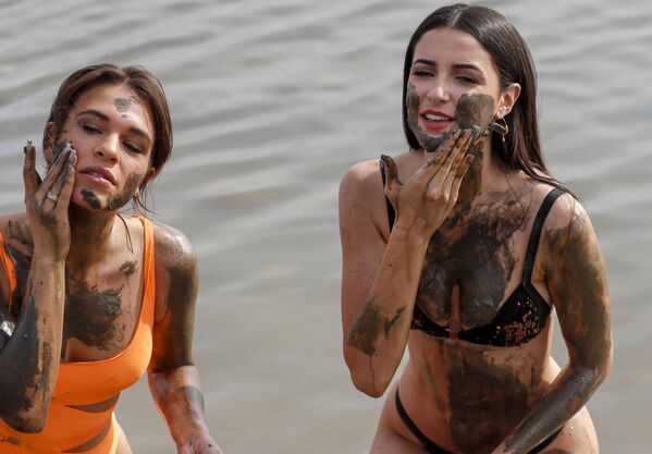 المشاركات في مسابقة ملكة جمال الكون أثناء زيارة للبحر الميت، جنوب مدينة أريحا بالضفة الغربية، 4 ديسمبر 2021 قبل حدث ملكة جمال الكون بنسخته الـ70، الذي سينعقد في منتجع إيلات على البحر الأحمر في إسرائيل بتاريخ  12 ديسمبر. - سبوتنيك عربي