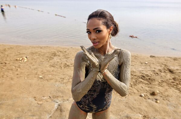 إحدى المشاركات في مسابقة ملكة جمال الكون في جلسة تصوير صورة لها أثناء زيارة للبحر الميت، جنوب مدينة أريحا بالضفة الغربية، 4 ديسمبر 2021 قبل حدث ملكة جمال الكون بنسخته الـ70، الذي سينعقد في منتجع إيلات على البحر الأحمر في إسرائيل بتاريخ  12 ديسمبر. - سبوتنيك عربي