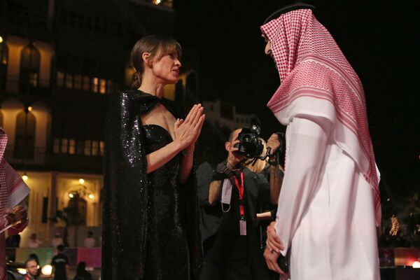 مدير مهرجان البحر الأحمر السينمائي والمنتج السعودي محمد التركي يستقبل الممثلة الأمريكية هيلاري سوانك فور وصولها إلى حفل افتتاح الدورة الأولى للمهرجان في مدينة جدة، السعودية، 6 ديسمبر 2021 - سبوتنيك عربي