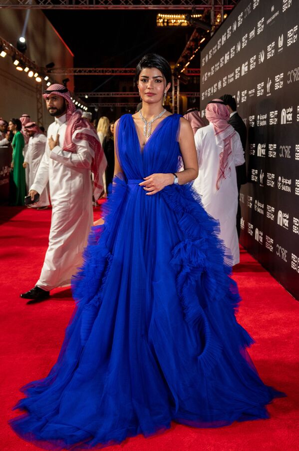 الممثلة السعودية ميلا الزهراني تصل السجادة الحمراء لمهرجان البحر الأحمر السينمائي بنسخته الأولى في مدينة جدة، السعودية، 6 ديسمبر 2021 - سبوتنيك عربي