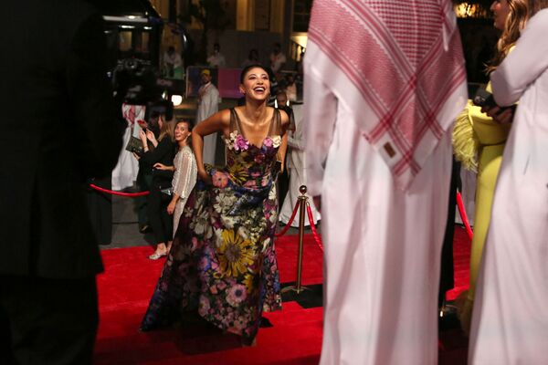 مدير مهرجان البحر الأحمر السينمائي والمنتج السعودي محمد التركي يستقبل عارضة الأزياء المغربية عبلة صوفي فور وصولها إلى حفل افتتاح الدورة الأولى للمهرجان في مدينة جدة، السعودية، 6 ديسمبر 2021 - سبوتنيك عربي