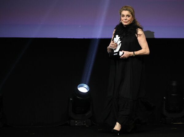 الممثلة الفرنسية كاترين دينوف تصل السجادة الحمراء لمهرجان البحر الأحمر السينمائي بنسخته الأولى في مدينة جدة، السعودية، 6 ديسمبر 2021 - سبوتنيك عربي