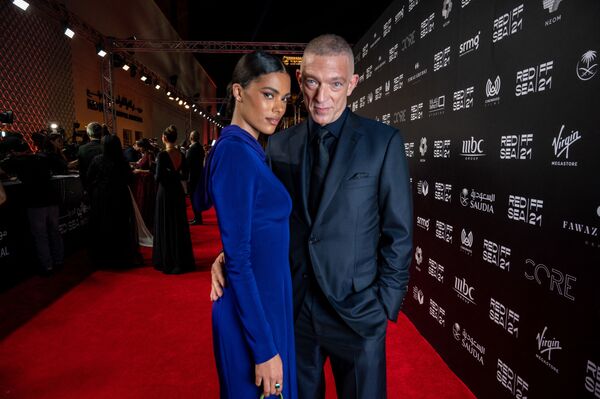 الممثل الفرنسي الشهير فينسنت كاسل وزوجته تينا كوناكي يصلان السجادة الحمراء لمهرجان البحر الأحمر السينمائي بنسخته الأولى في مدينة جدة، السعودية، 6 ديسمبر 2021 - سبوتنيك عربي