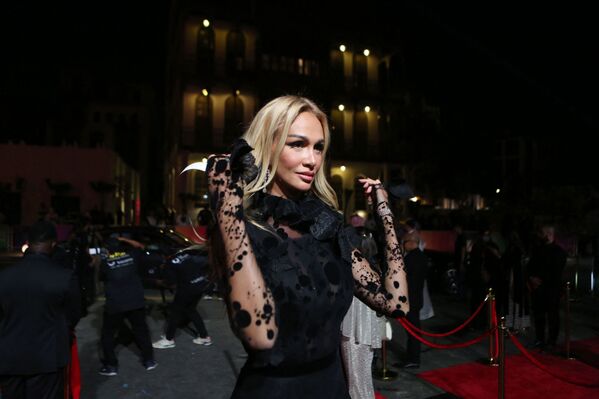 ملكة جمال روسيا لعام 2003، وسفيرة روسيا لكأس العالم 2018، وبلوغر الروسية فيكتوريا لوبيريوفا، تصل السجادة الحمراء لمهرجان البحر الأحمر السينمائي بنسخته الأولى في مدينة جدة، السعودية، 6 ديسمبر 2021 - سبوتنيك عربي