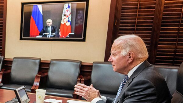 محادثات الرئيس الروسي فلاديمير بوتين ونظيره الأمريكي جو بايدن، لقاء عبر الفيديو، 7 ديسمبر 2021 - سبوتنيك عربي