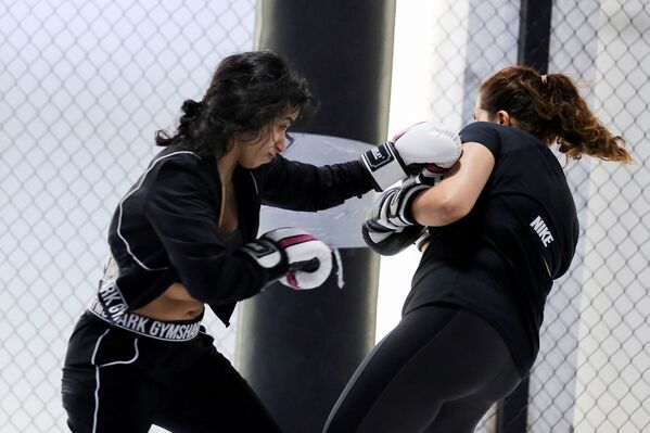 فتاة خلال التدريبات في نادي فايت كلوب جيم في الرياض، المملكة العربية السعودية 8 ديسمبر 2021 - سبوتنيك عربي