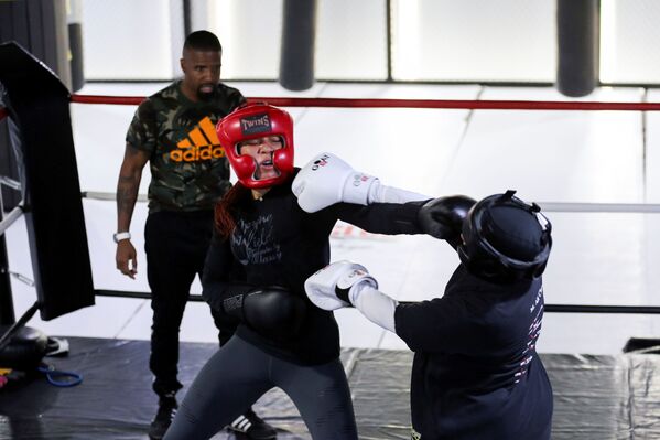 فتاة خلال التدريبات في نادي فايت كلوب جيم في الرياض، المملكة العربية السعودية 8 ديسمبر 2021 - سبوتنيك عربي